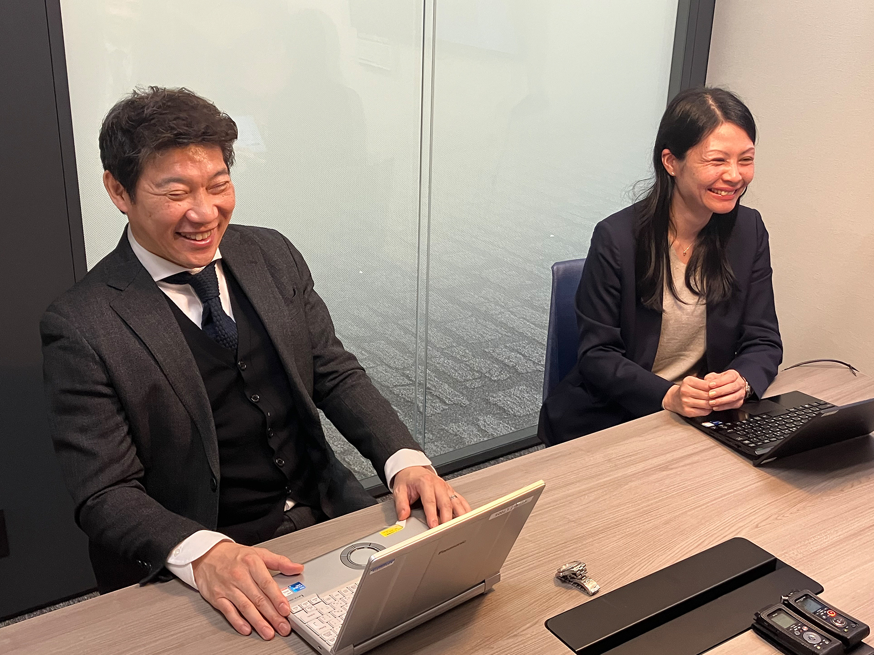 田代氏と渡邉氏のインタビューシーン