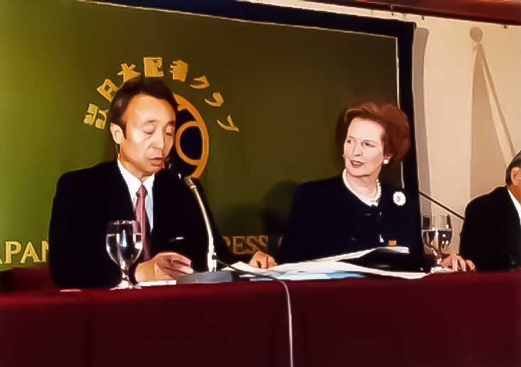 サイマル創設者、⼩松達也⽒。右はマーガレット・サッチャー英国元⾸相